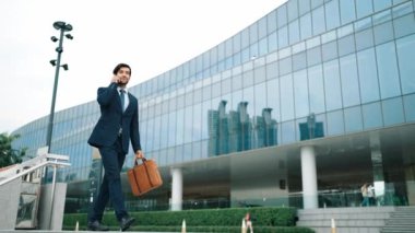 Başarılı bir iş adamı yürürken satışların artmasını kutluyor. Mutlu proje yöneticisi ya da erkek lider başarılı bir projeyle gurur duyuyor, terfi alıyor, iş buluyor. Aşırı sevinç ve mutluluk. Sevinçli..