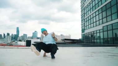 Gökdelende break dans yapan Kafkasyalı şık bir dansçı. Modern şehir şehrinde dans gösterisi koreograflığı yapan mutlu bir gencin portresi. Açık hava sporu 2024... hiphop.