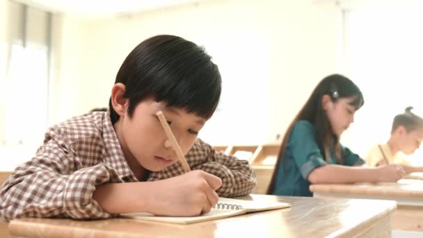 테스트 아시아 메모를 복용의 다문화가 교실에서 수업이나 숙제를하는 종이에 근무하는 — 비디오