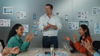 Profesyonel iş adamlarından oluşan bir grup sunumda el çırpıyor. Profesyonel Kafkas lideri, yaratıcı iş adamlarının elini çırpıyor. Başarılı bir takım. Yönlendirici.