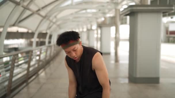 聪明英俊的舞蹈家一边手舞足蹈一边跳嘻哈音乐 专业的亚洲嬉皮士头戴耳机 带着模糊的背景在走廊上行走 2024年户外运动 神气活现 — 图库视频影像