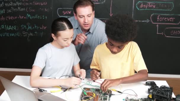 Smart Mentor Undervisar Konstruktion Huvudtavlan Medan Olika Inlärningssystem För Tonåringar — Stockvideo