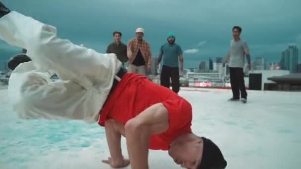 专业嬉皮士做冻结姿势 同时移动脚步声到屋顶的音乐与城市景观 在嘻哈舞蹈团的包围下 霹雳舞蹈演员表演街头舞蹈 户外运动2024 — 图库视频影像