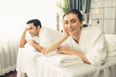 Kafkas çift müşterisi stres önleyici spa masajının keyfini çıkarıyor ve lüks otel veya oteldeki gündüz açık hava ortamında güzellik teniyle eğleniyor. Sessiz.