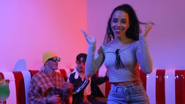 İspanyol dansçı çeşitli arkadaşlar birlikte dans ederken hareket eder. Mutlu profesyonel hipster el sıkışırken aynı zamanda çok kültürlü bir grubu destekliyor ve cesaretlendiriyor. Mutluluk.