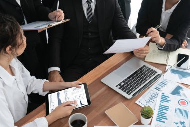 Fintech BI 'ın finansal veri analizi ya da iş zekası göstergesi bilgisayar ve tabletten pazarlamayı planlayan iş adamlarının finansal veri analizine kadar. Habiliment