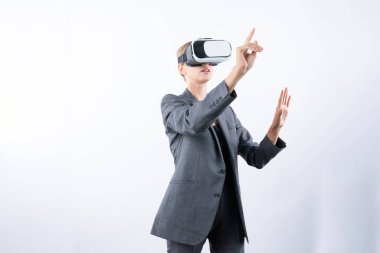Proje yöneticisi VR gözlük kullanırken sisteme dokunuyor ve yönetiyor. Kafkasyalı iş kadını ayakta durup görsel gerçeklik kulaklığı kullanırken strateji arıyor ve planlıyor. Teknoloji. Kısıtlanma.