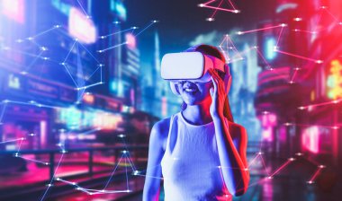 Meta-meta 'da siber punk stilinde ayakta duran kadın metaevreni bağlayan VR kulaklık takıyor, gelecekteki siber uzay teknolojisi, uzaklarda el ele tutuşan gözlük kullanan kadın. Halüsinasyon.