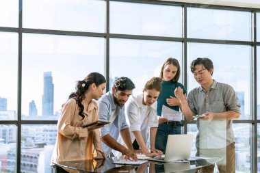 Çok kültürlü iş adamları iş fikirleri hakkında konuşuyor. Profesyonel yönetici beyin fırtınası, paylaşım, planlama pazarlama stratejisi. Modern ofiste birlikte çalışan iş ekibi. İzleme.