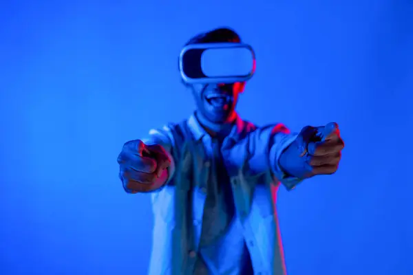 Gamer Usar Vidrio Realidad Virtual Mientras Apunta Con Las Dos — Foto de Stock
