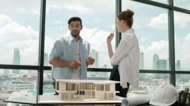 Yetenekli mimar mühendis takımı ev modeli inşaatı hakkında konuşuyor. Başarılı iç tasarım beyin fırtınası, paylaşım, mimari tasarım. Yaratıcı tasarım. İzleme