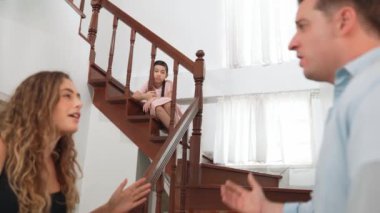 Stresli ve mutsuz bir genç kız ailesinin merdivenden tartışmasını izliyor. Evde aile içi şiddet ve travmatik çocukluk depresyon ve anksiyeteye dönüşür. Sağlıksız aile kavramı. Titiz