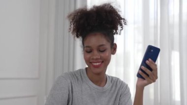 İnternet pazarından alışveriş yapan kadın modern yaşam tarzı için satış malzemeleri arıyor ve önemli siber güvenlik yazılımları tarafından korunan cüzdandan çevrimiçi ödeme için kredi kartı kullanıyor