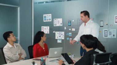 Bir grup profesyonel iş adamı Ux ve Ui tasarımı hakkında konuşuyor. İşbirlikçi çeşitli iş adamları pazarlama planı hakkında beyin fırtınası yapıyor. Birlikte çalışan iş adamları. Yönlendirici.