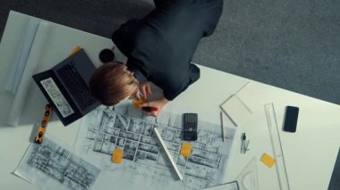 Yöneticinin proje planını ölçmek için cetvel kullanırken dizüstü bilgisayar ekranındaki inşaata baktığı en üst görünüm. Hava manzaralı mimar mühendisi yapıyı analiz ediyor ve planlıyor. Hizalama.