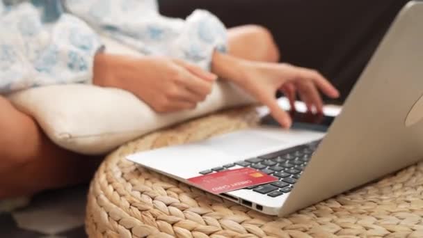 Jovem Mulher Usando Laptop Com Cartão Crédito Para Internet Banking — Vídeo de Stock