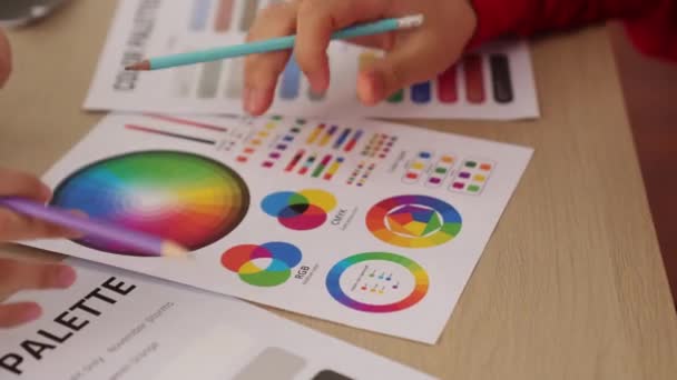 Grafik Tasarımı Için Renk Seçimi Yapan Beyin Fırtınası Yapan Iki — Stok video