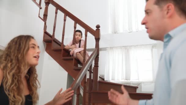 Chica Joven Estresada Infeliz Ver Sus Padres Discutiendo Desde Escalera — Vídeo de stock