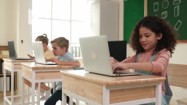 소녀는 Stem 클래스에 앉아있는 다양한 엔지니어링 프롬프트에 배웁니다 소프트웨어를 사용하여 — 비디오