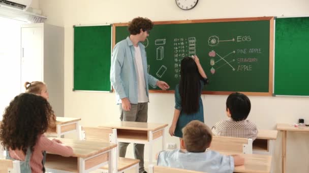 年轻的亚洲女孩站在教室时 在黑板上写数学公式 有吸引力的元素学生在数学课上边回答问题边学习或学习 教育概念 教育学 — 图库视频影像