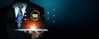 Verimli çalışma süreçleri için çevrimiçi belge dizinlerini yöneten iş adamı. Tüm önemli çevrimiçi belgelerinize kolayca güvenli ve hızlı bir şekilde erişim sağlayın. FaaS