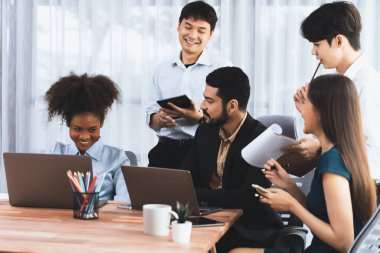 Mutlu iş adamları birlikte çalışır, şirket ofisinde tartışırlar. Profesyonel ve çeşitlilik takım çalışması iş planını bilgisayarda tartışır. Modern çok kültürlü ofis çalışanı. Uyum