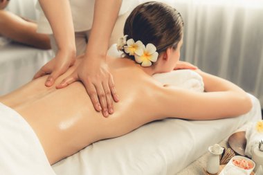 Kafkas çift müşterisi stres önleyici spa masajının keyfini çıkarıyor ve lüks otel veya oteldeki gündüz açık hava ortamında güzellik teniyle eğleniyor. Sessiz.
