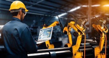XAI Smart Endüstri 4.0 veya 4. endüstriyel devrimin otomasyon üretim sürecini ve IOT yazılımını gösteren dijital fabrika üretim teknolojisi için robot kolları.