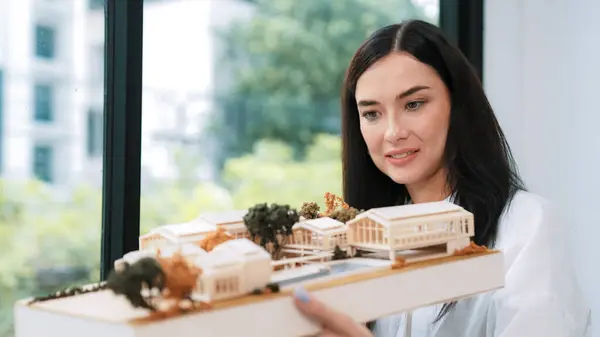 Close Van Bekwame Jonge Prachtige Kaukasische Architect Lift Huis Model — Stockfoto