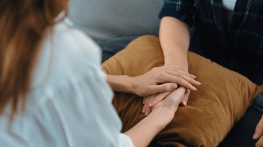 Destekleyici ve rahatlatıcı eller depresif hastayı neşelendiriyor ya da empati kurarak stres yapıyor. Psikolog, klinikte stresli ve üzgün bir hastaya güven veriyor..