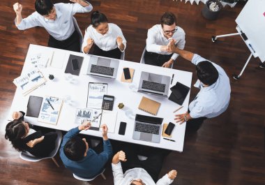 Stratejik iş pazarlama planlaması konusunda anlaşma yaptıktan sonra üst düzey ofis çalışanı beşliği. Takım çalışması ve olumlu tutum verimli ve destekleyici bir iş yeri yaratır. Tedbirli
