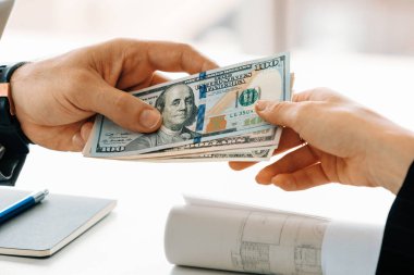 İşadamı başka bir iş adamına para gönderiyor. İşlem, ödeme, maaş ve bankacılık konsepti. uds
