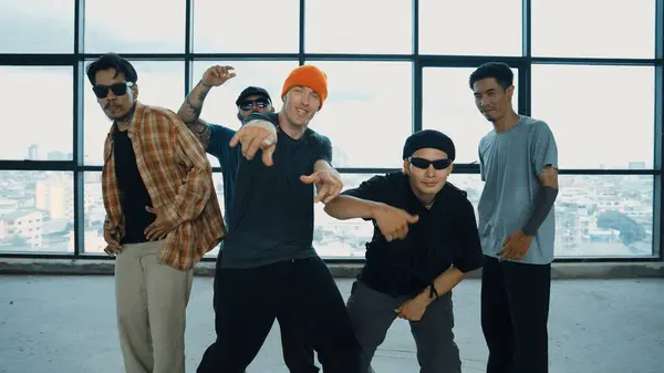 Groupe Hipster Multiculturel Regardant Caméra Tout Effectuant Pause Dansant Bâtiment — Photo