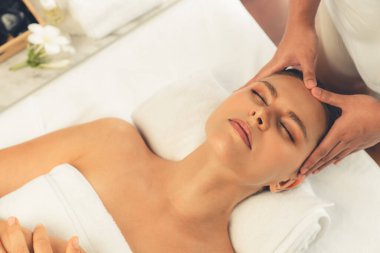 Panorama 'da kadınların stres önleyici kafa masajından ve lüks tatil beldesi veya otel spa salonundaki modern ışık ortamında yüz güzelliği eğlencelerini şımartmaktan hoşlandığı bir manzara var. Sessiz.