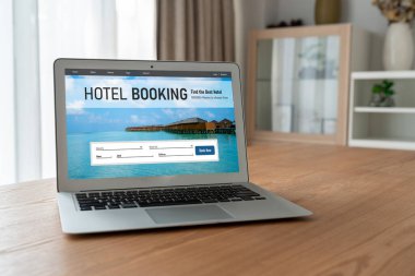 Çevrimiçi otel konaklama rezervasyon sitesi mod rezervasyon sistemi sağlar. Seyahat teknolojisi kavramı .
