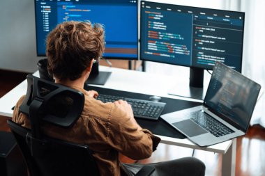 IT geliştiricisi, yazılım güncellenmiş yazılım sürümü kavramını yaratarak, kodlama uygulama ekranları üzerinde modern ev ofisteki pc monitörlerinde çevrimiçi yazılım geliştirme üzerinde çalışıyor. Toplayıcı.