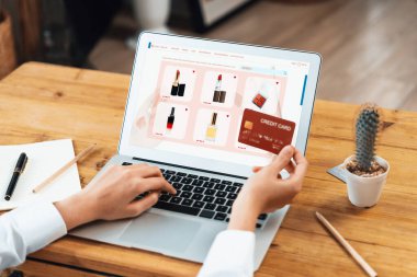 İnternet pazarından alışveriş yapan kadın modern yaşam tarzı için satış malzemeleri arıyor ve en yüksek siber güvenlik yazılımı tarafından korunan cüzdandan çevrimiçi ödeme için kredi kartı kullanıyor