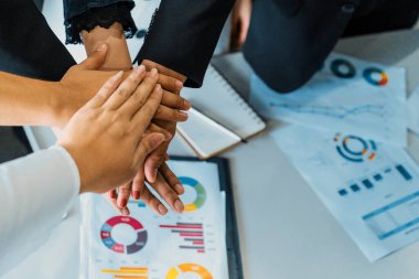 Birçok mutlu iş adamı neşe ve başarıyla el ele tutuşuyor. Şirket çalışanı başarılı bir iş projesini bitirdikten sonra kutlama yapıyor. Şirket ortaklığı ve başarı kavramı. uds