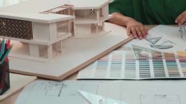 Müşteri denetimi ve iç mimar tarafından denetlenen iç mimar tasarım tasarısı ev düzenini müşteri talebine göre çiziyor. Mimari müşteri hizmetleri. Değiştirilmiş
