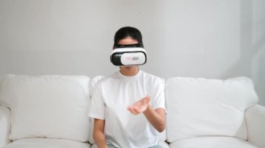 Canlı online alışveriş deneyimi için sanal gerçeklik gözlüğü kullanan genç bir kadın. Sanal gerçeklik VR yeniliği kadın dijital eğlence yaşam tarzı için optimize edildi.
