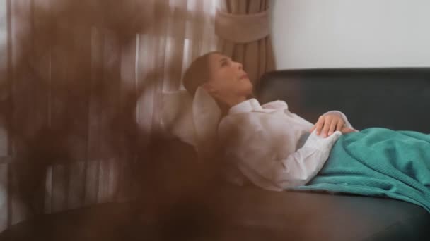 Mladá Pacientka Ležící Bobku Uvolňuje Emoce Traumatické Příhody Úzkosti Nebo — Stock video
