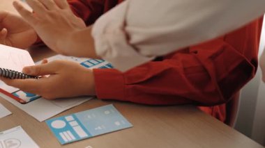 Mobil uygulama ya da web sitesi için kullanıcı arayüzü prototipi planlayan şirket çalışanlarının panorama videosu. UX UI tasarım beyin fırtınası kullanıcı dostu arayüz planı tasarlıyor. Sinerjik