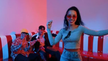 İspanyol dansçı çeşitli arkadaşlar birlikte dans ederken hareket eder. Mutlu profesyonel hipster el sıkışırken aynı zamanda çok kültürlü bir grubu destekliyor ve cesaretlendiriyor. Mutluluk.