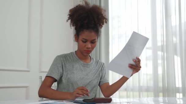 Zestresowana Młoda Kobieta Problemy Finansowe Długiem Karty Kredytowej Aby Zapłacić — Wideo stockowe