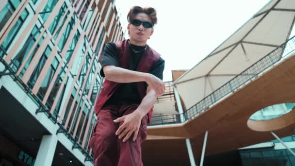 亚洲吸引人的嬉皮士在商场周围的相机前摆姿势 在嘻哈风格的舞蹈中 快乐的霹雳舞步编导看着镜头 Hip Hop文化 户外运动2024 — 图库视频影像
