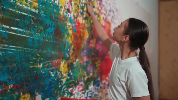 Joven Chica Feliz Sosteniendo Bandeja Color Pintar Colorida Pared Manchada — Vídeos de Stock