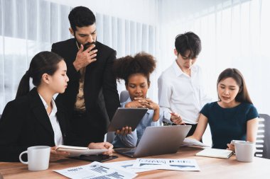 Çok ırklı analist ekibi toplantı masasındaki mali raporu analiz etmek için BI gösterge tablosunu kullanıyor. Çeşitli iş adamlarından oluşan bir grup, FIntech 'in veri analizini başarılı iş pazarlaması için kullanır. Uyum