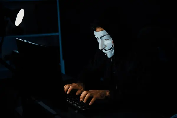 Valkoinen Hymyilevä Rikollinen Anonyymi Naamio Asentamalla Viruksen Salaus Ohjelmointi Hakkeri — kuvapankkivalokuva