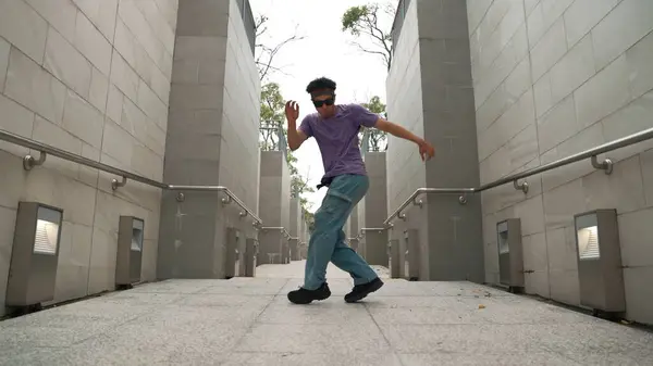 Profesyonel Break Dansçı Dar Koridorda Sokak Dansı Yapıyor Yetenekli Mutlu — Stok fotoğraf