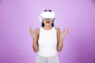 Pembe arka planı olan zeki bir kadın metaevrene bağlı VR kulaklık takıyor, gelecekçi siber uzay topluluğu teknolojisi. Zarif bir kadın sanal bir manzara gördüğü için heyecanlı. Halüsinasyon.
